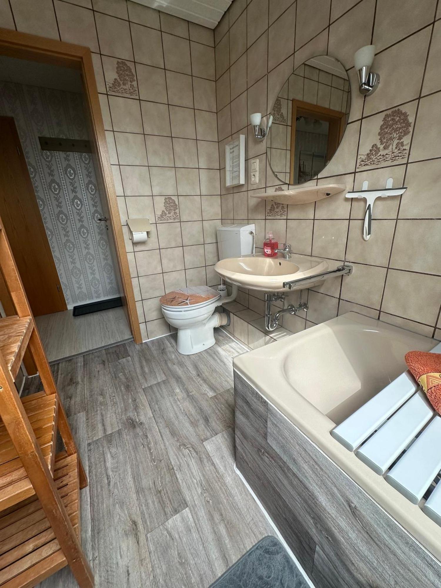 Rosenhaus Esens - Wohnung Backbord Екстериор снимка